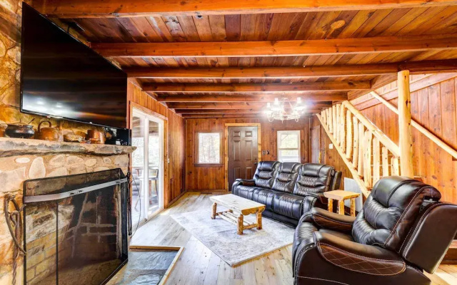 Gatlinburg Cabin: Hot Tub & River Views