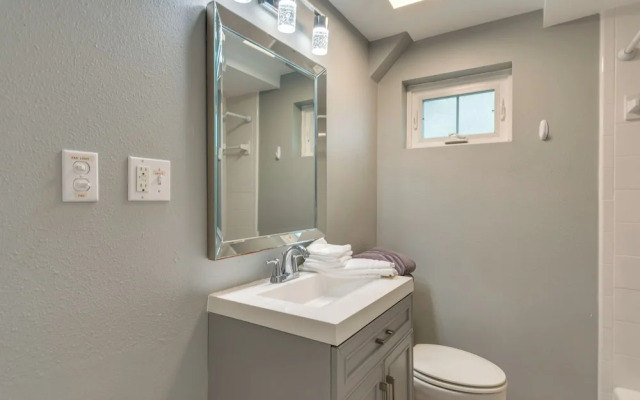 2 Mi to Dtwn Pensacola: Dog-friendly Apartment