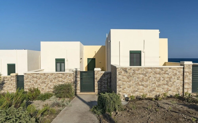 Live by the sea at House Almyra