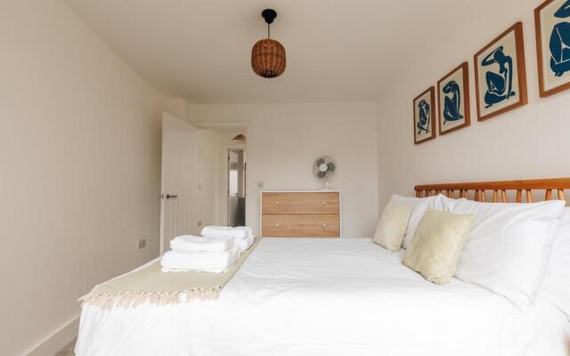 Redland Stay In Bespoke Home 1 of 2