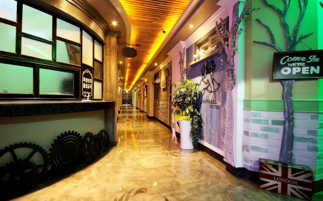 Raphael Hotel