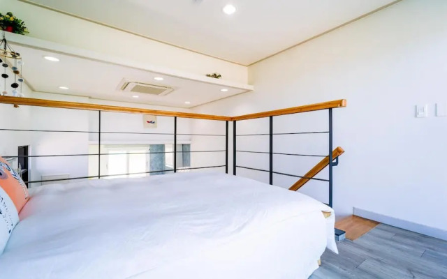 Jeju Byeoleuldameunbaramarae Pension