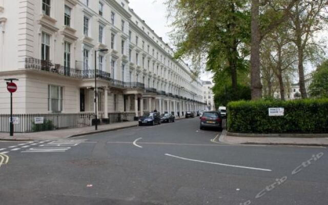 Brunswick Gardens - Cosy Apartment in a Cherry Tree Lined Street- Notting Hill