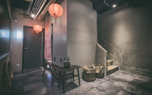 Corner Hostel & Cafe