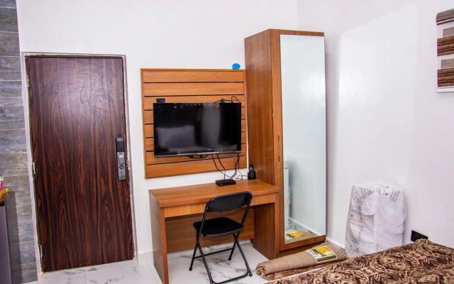 NIFEWAT APARTMENT leed studio apartment with gym, Netflix and WiFi
