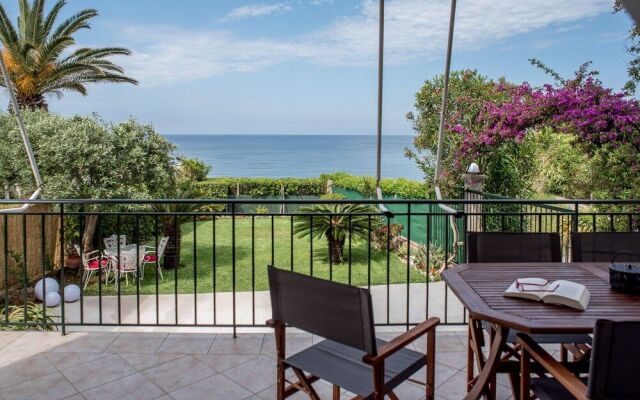 Oikia Eleanthi - Beachfront Garden Home
