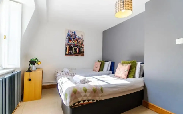 Pebble Mews House - Sleeps 6 to 8 Guests