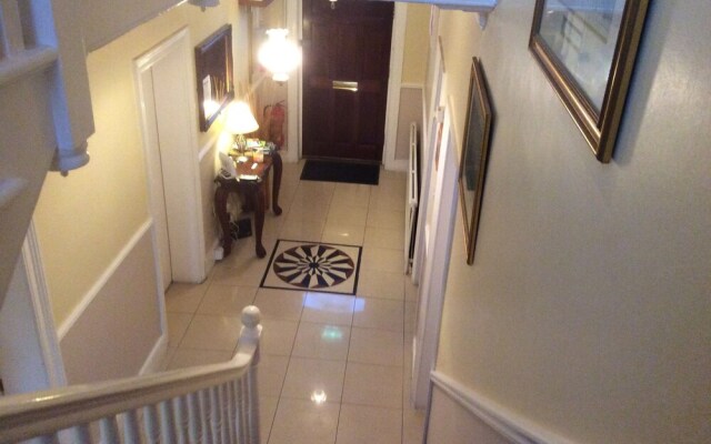 Roseville Lodge B&B