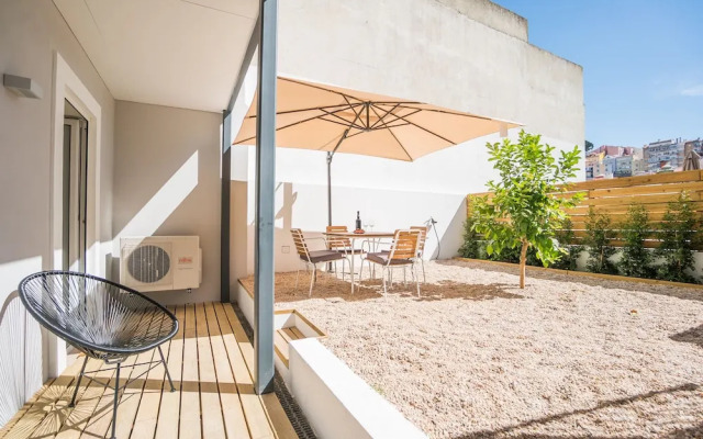 Wood Wall & Garden Apartment