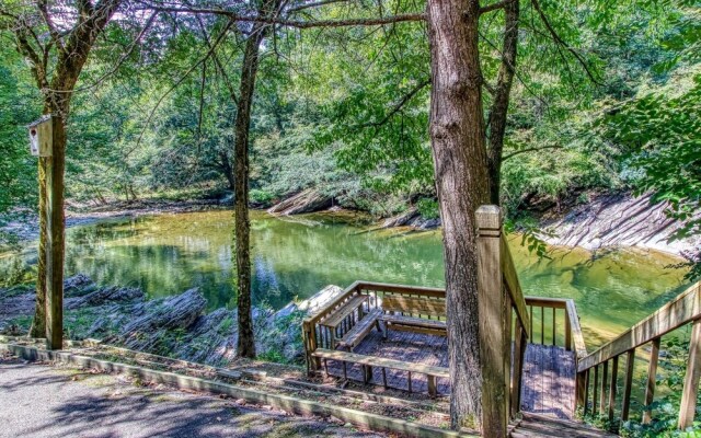 Valhalla - Private Rustic Getaway 2 Bedroom Cabin by RedAwning