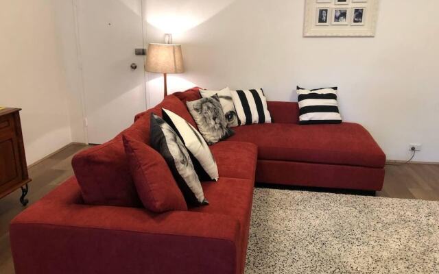 Two Bedroom Apt Close To Chatswood With Parking
