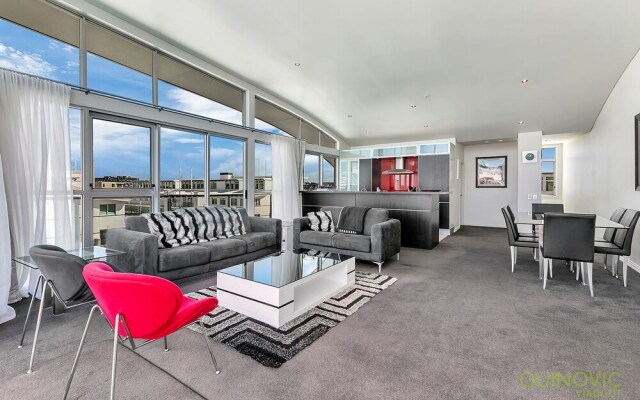 QV Spacious Waterfront with Carpark -962