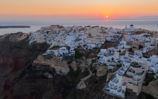 Pezoules of Oia
