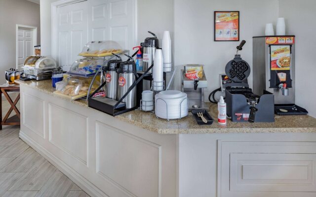 Days Inn And Suites Huntsville