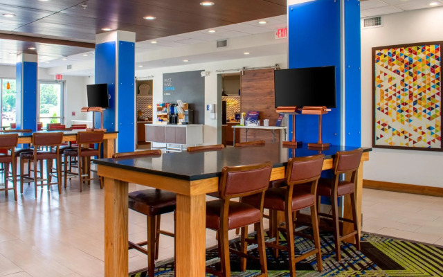Holiday Inn Express & Suites Yorkville by IHG