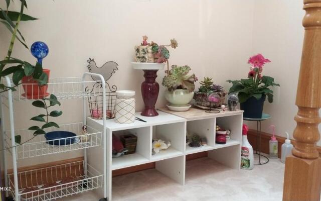Helen's House / Close to Skytrain and Airport