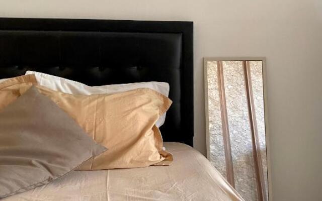 Studio Walking Distance to Mall