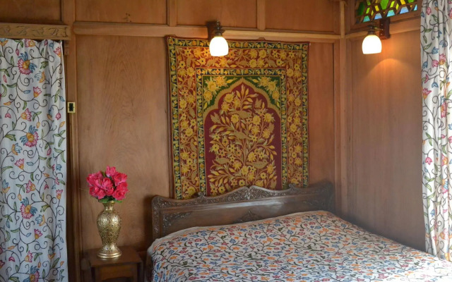 Peacock Houseboats