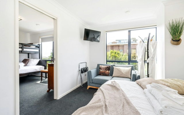 Madsen Retreat – Guest Rooms – Penguin