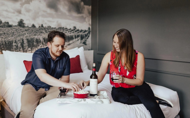 Vinland Hotel and Lounge