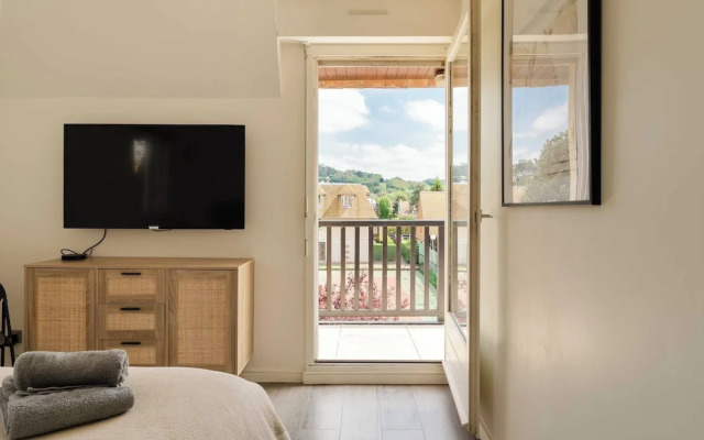 Renovated Apartment Sleeping 6 - Pool and Tennis