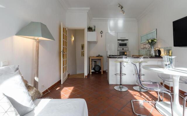 A lovely split level townhouse in the heart of Cannes next to the Marche Forville and the Palais 1749