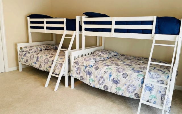 Holden' A Full House 4 Bedroom Home by RedAwning