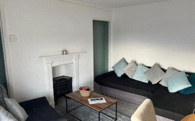 Topzy-Turvy - 1 Bedroom Apartment