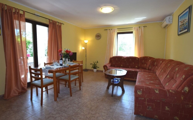 Lovely Apartment With Private Balcony, Pool With Deckchairs, Fenced Garden, bbq - Apartment in Porec - Photo 4