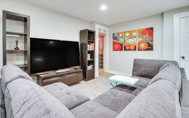 Vibrant Downtown Cincinnati Townhome w/ Sauna!