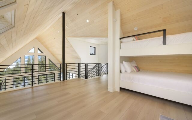 Mountain Vista 3 Bedroom Chalet by RedAwning