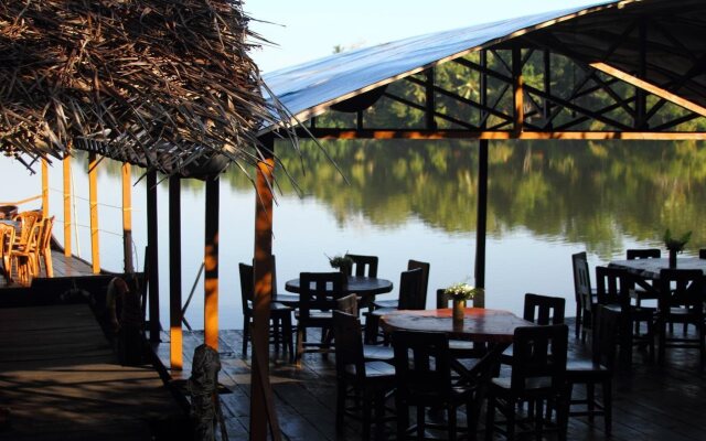 Shiny Lakeside Resort