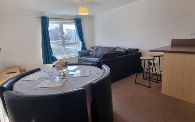 Lovely 2-bedroom flat with free parking