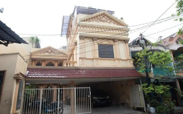 RedDoorz near Ciputra World 2