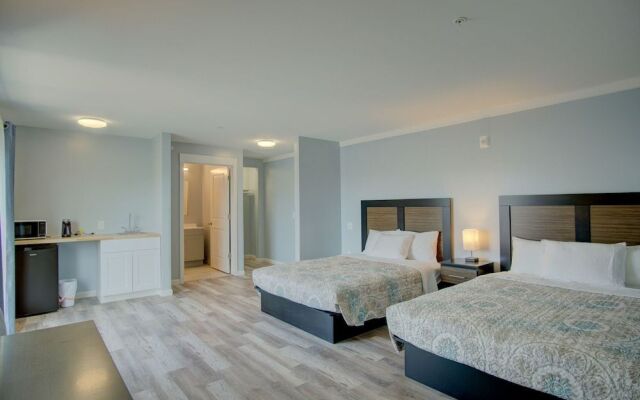 Dhimas Bayview Suites