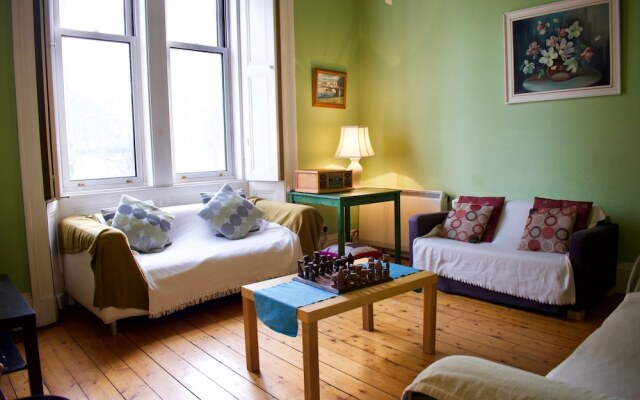 Traditional 3 Bedroom Apartment in Bruntsfield