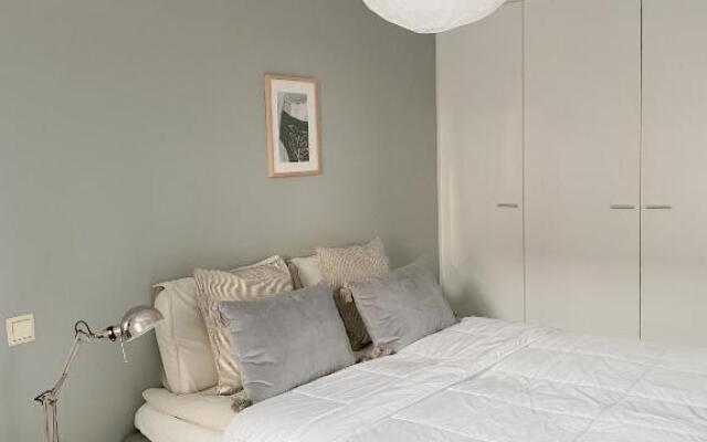 Modern one bedroom Apartment with Sauna near Airport