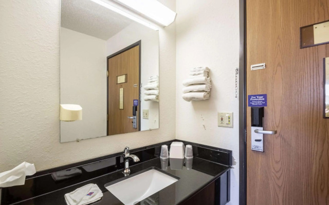 Super 8 Saukville Milwaukee