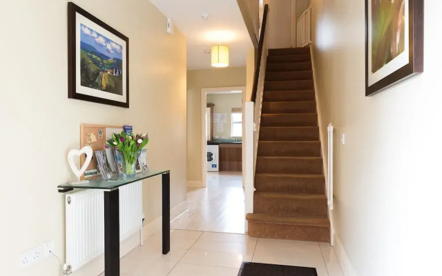 4 Bedroom pet Friendly Home With Pool Access