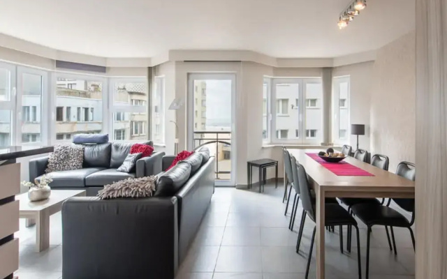 Beautiful Apartment With Lateral sea View
