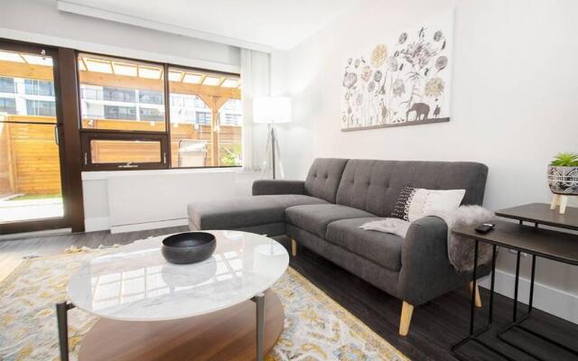 One Bedroom Suite With Patio Laundry and Parking