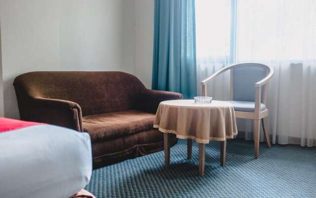 RedDoorz Plus near Taman Safari Indonesia