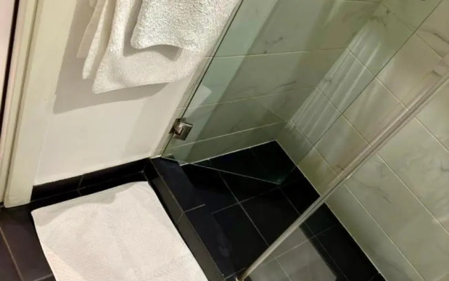 A007 Embassy Gardens Studio Apartm