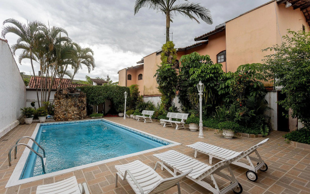 Casa com piscina e churrasqueira em Caraguatatuba
