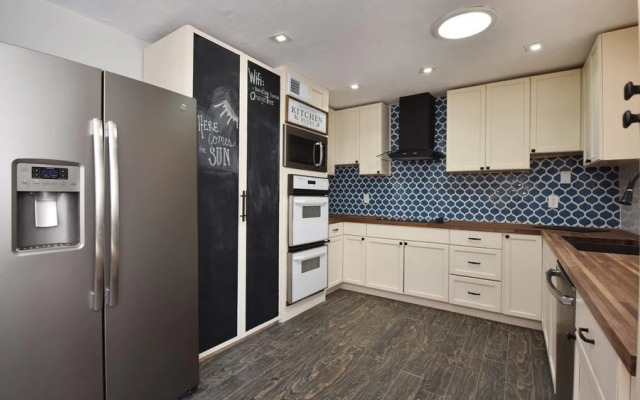 Spacious Updated 2 Masters POOL