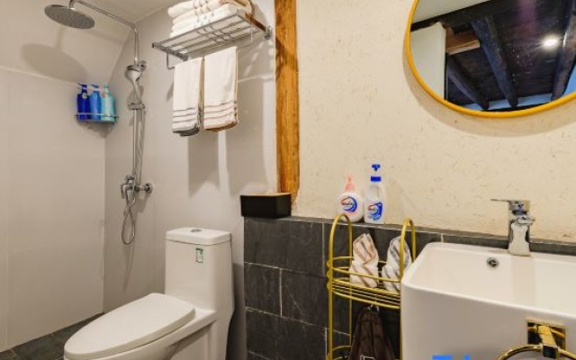 Nestled in the Mountains • Harmonious Wind Stacked Compounds Boutique Lodge – Bathroom – Kunming