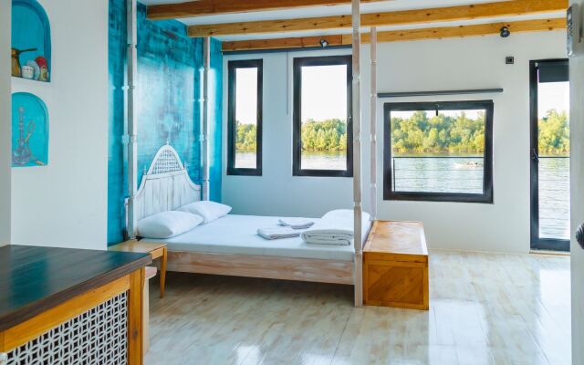 ArkaBarka Floating Hostel and Apartments