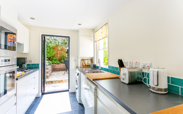 Perfect for family stays, ideal for walk to shops & restaurants