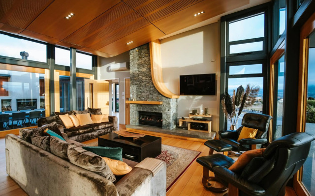 Mt Gold Retreat - Sleeps 8 - Spa Pool - Tennis Court