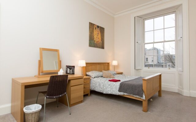 Spacious, Bright 5-br Flat for 10 in Edinburgh